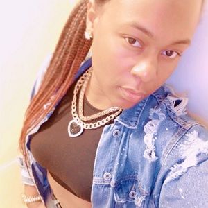 Meet your Posher, Addrienne